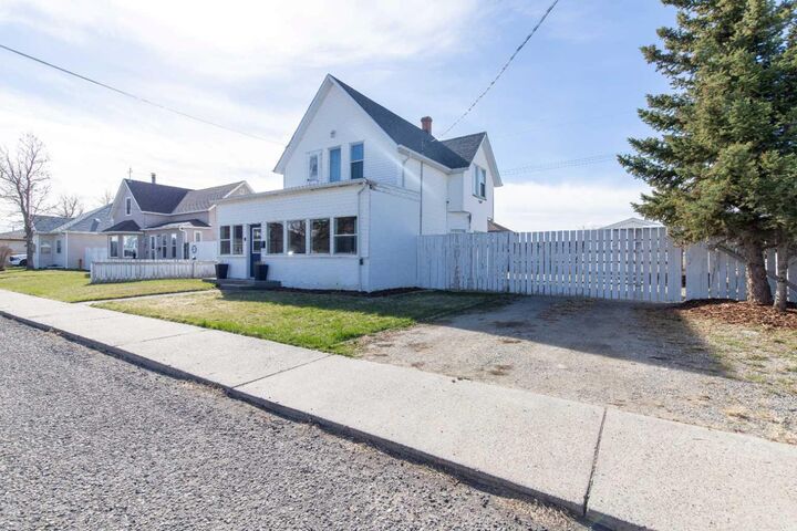Property Photo: 446 21 Street AB T0L 0Z0