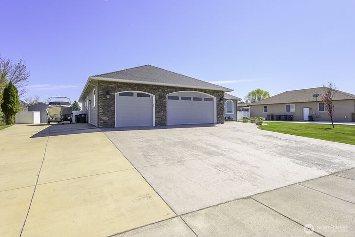 Property Photo:  907 S Sand Dune Road  WA 98837 
