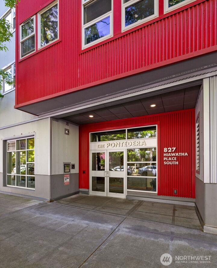 Property Photo:  827  Hiawatha Place S 515  WA 98144 