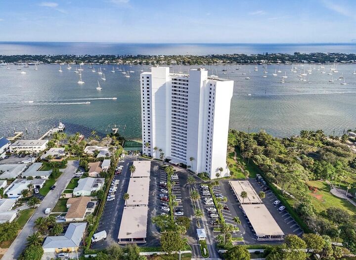 Property Photo:  5200 N Flagler Drive 902  FL 33407 