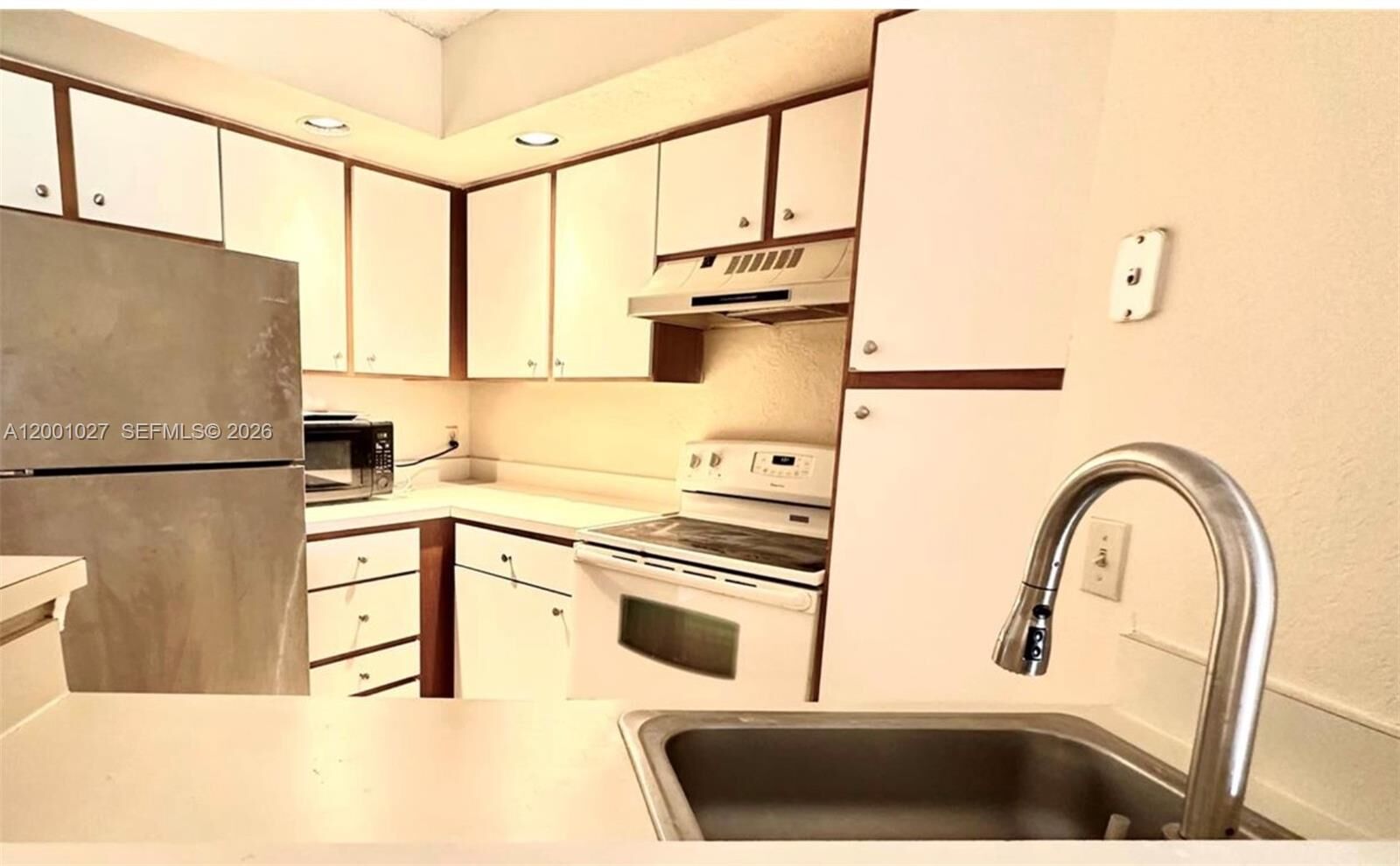Property Photo:  3310 N Pinewalk Dr N 1823  FL 33063 