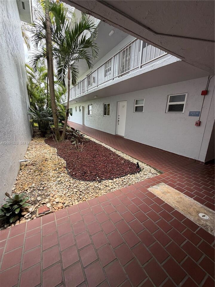 Property Photo:  100 Edgewater Dr 127  FL 33133 