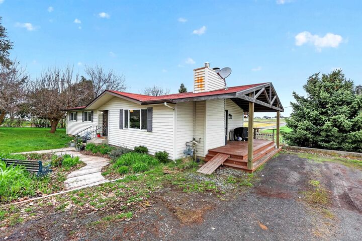 Property Photo: 27164 N Gunning Rd WA 99122