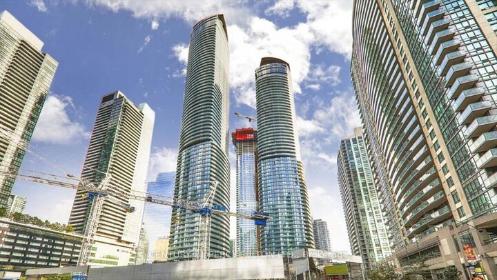 Property Photo:  1 Bloor Street E 313  ON M4W 0A8 