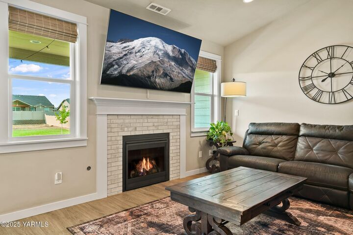 Property Photo:  6305 Cottonwood Lp  WA 98903 