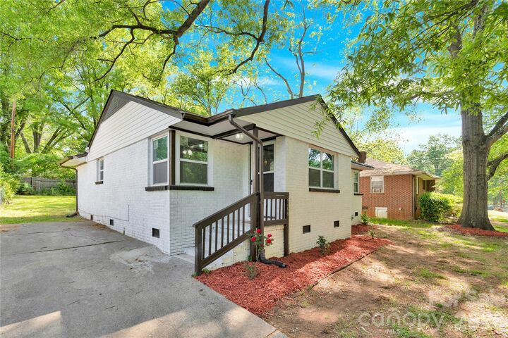 Property Photo:  3300 Bonaire Drive  NC 28208 