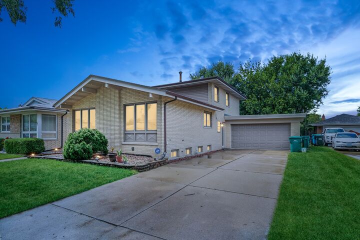 Property Photo:  8918 S Francisco Avenue  IL 60805 