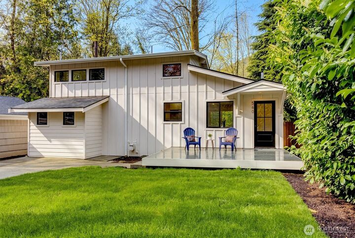 Property Photo:  560 NE Alder Street  WA 98027 