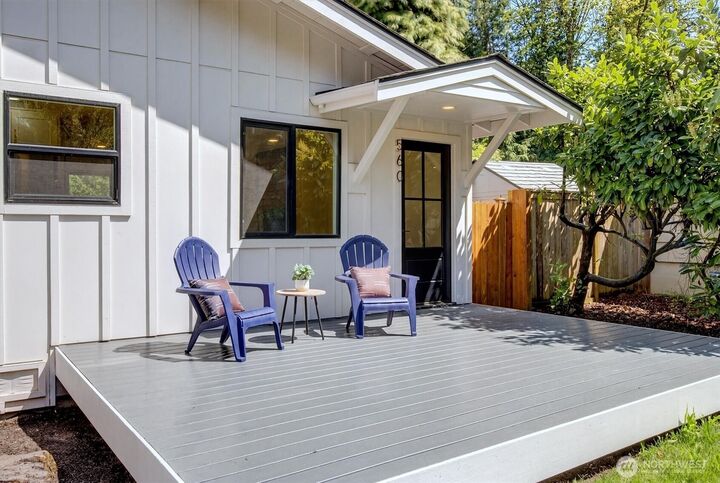 Property Photo:  560 NE Alder Street  WA 98027 