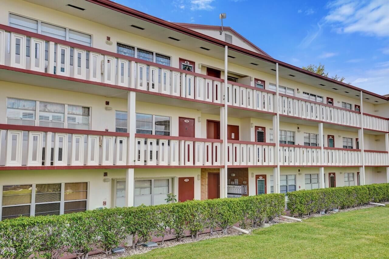 Property Photo:  189 Brighton E  FL 33434 