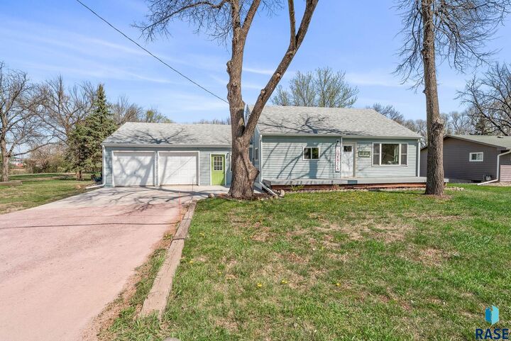 Property Photo:  500 E Willow St  SD 57032 