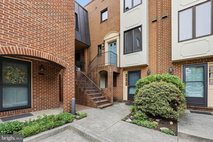 Property Photo:  1414 12th Street N 1414A  VA 22209 