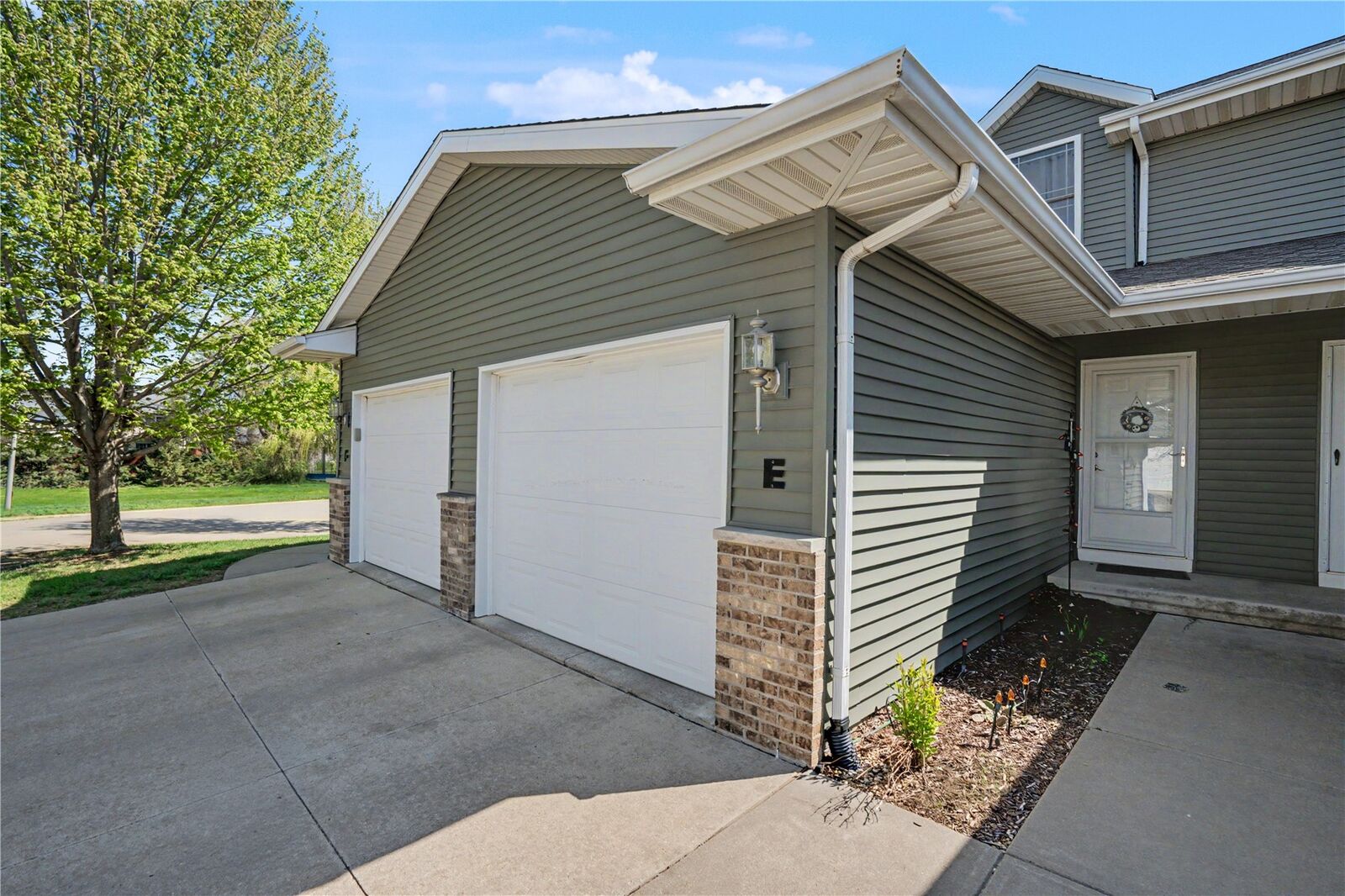 Property Photo:  3840 37th Avenue SW E  IA 52404 