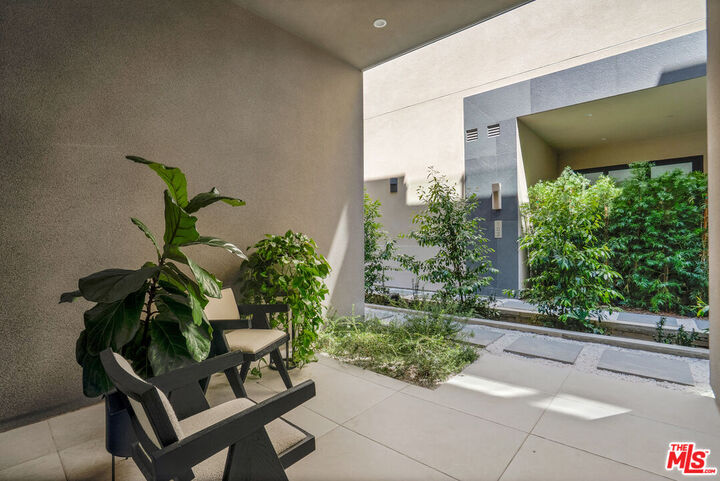 Property Photo:  652 Huntley Dr  CA 90069 