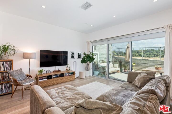 Property Photo:  957 Figueroa Ter  CA 90012 