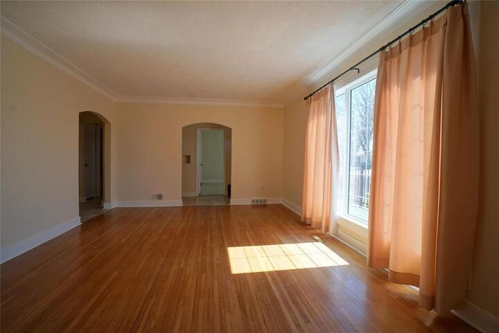 Property Photo:  127 Queen Avenue  MB R1N 0W9 