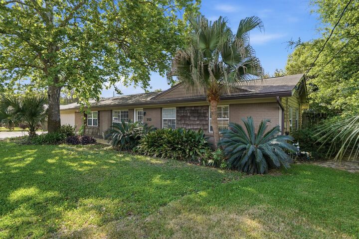 Property Photo: 353 Fairpoint Drive FL 32561
