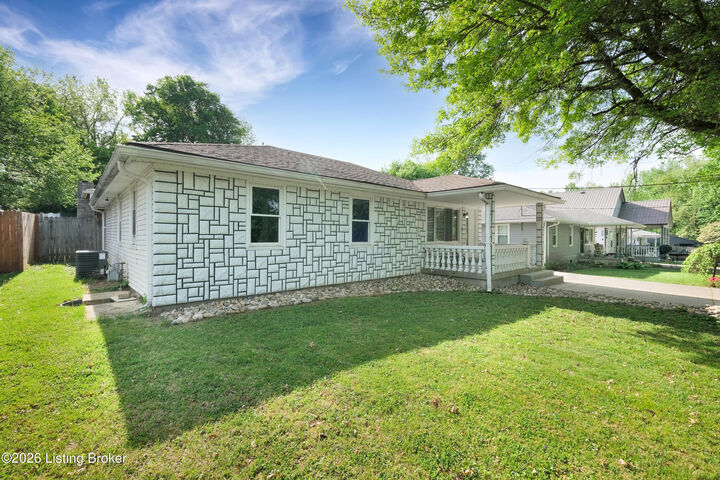 Property Photo:  6907 Triangle Dr  KY 40214 