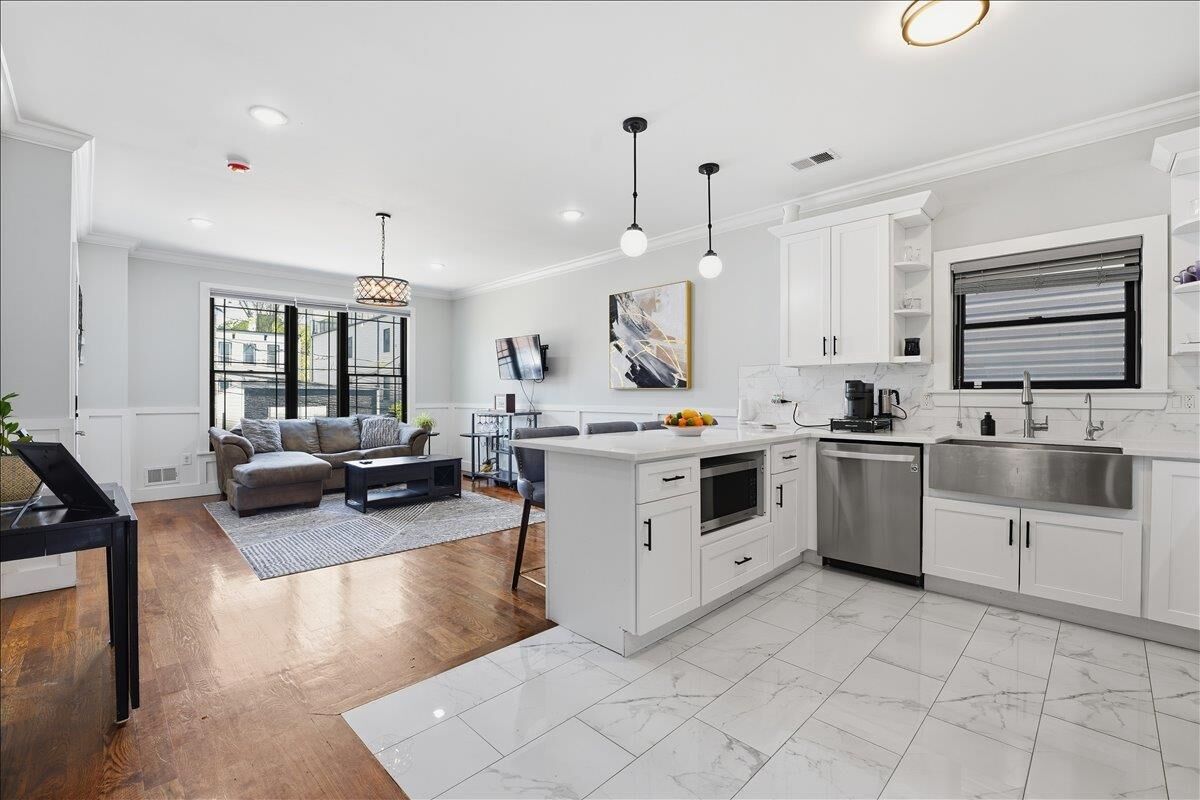Property Photo:  127 Zabriskie St 1  NJ 07307 