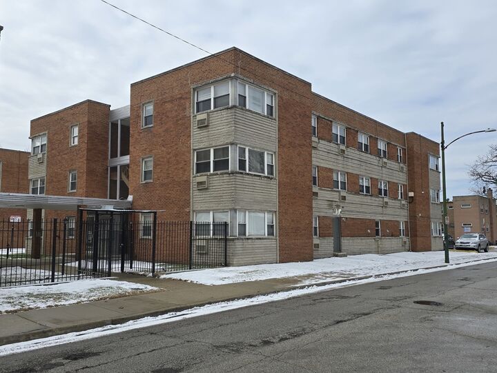 Property Photo:  2411 W Balmoral Avenue 3D  IL 60625 