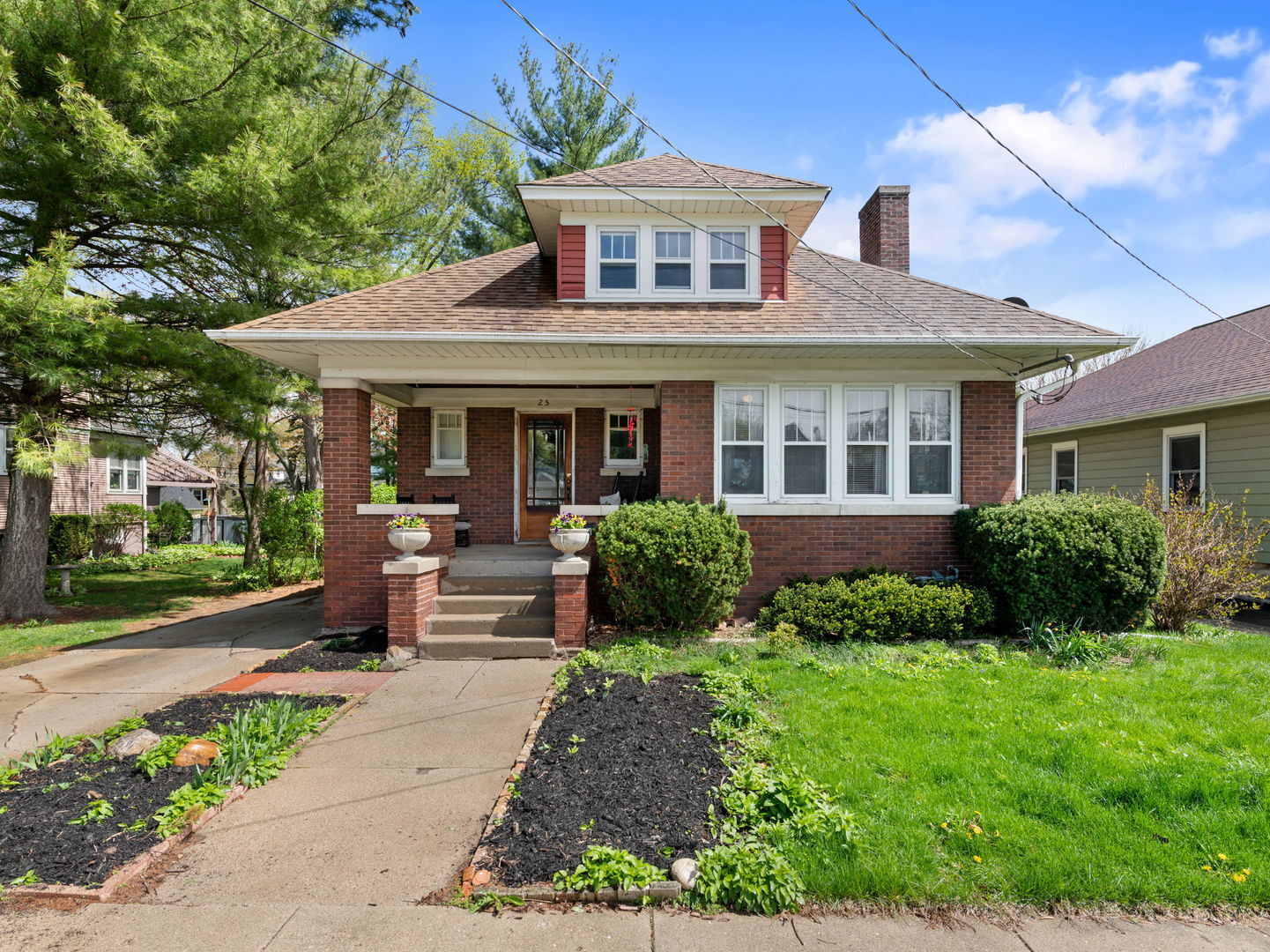 Property Photo:  25 N Worth Avenue  IL 60123 