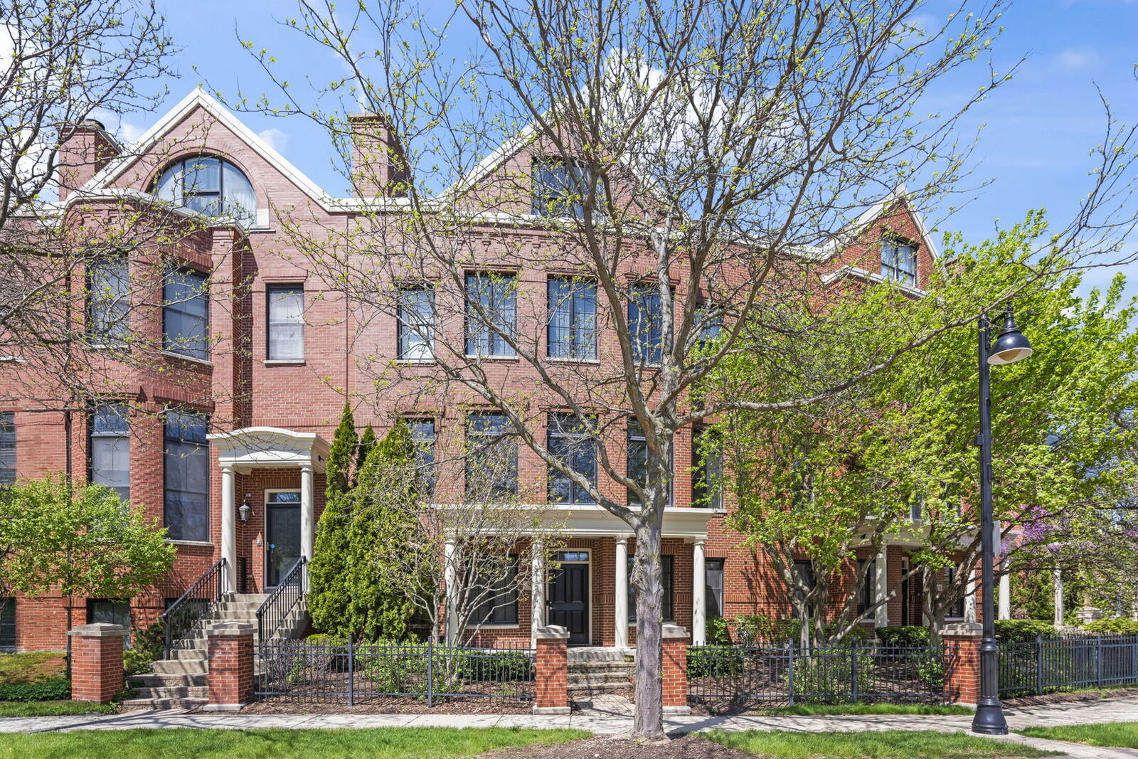 Property Photo:  1813 Admiral Court  IL 60026 