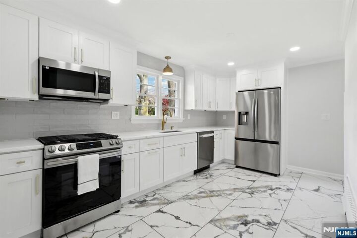 Property Photo:  8 Oak Street  NJ 07857 