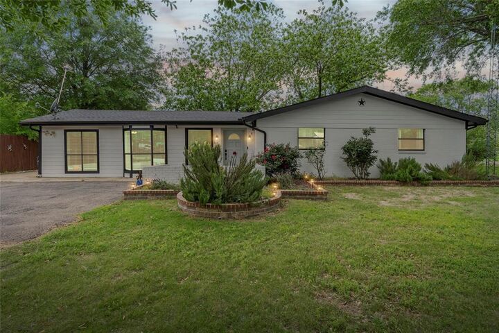 Property Photo:  965 Farm Road 900 N  TX 75478 