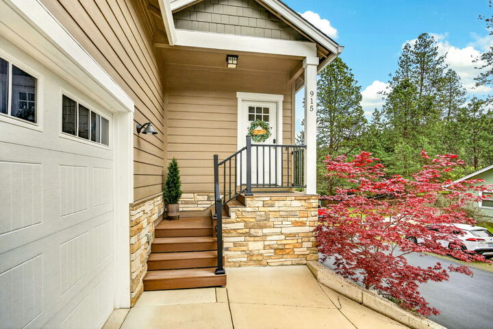 Property Photo:  915 Hangman Way  OR 97530 