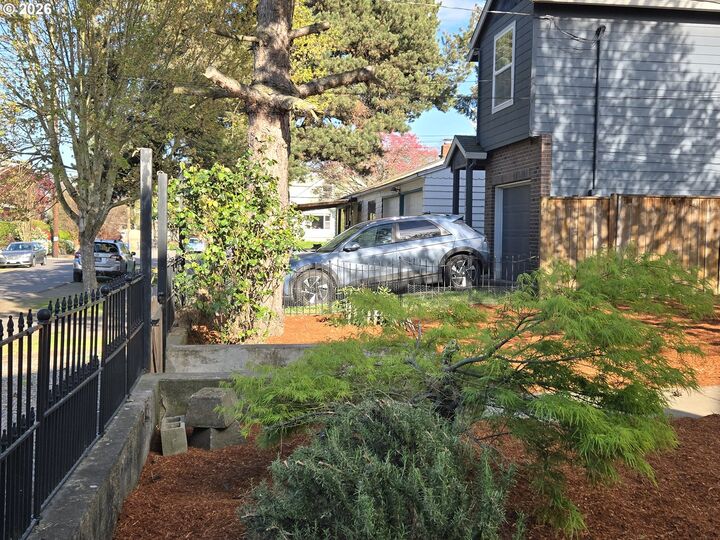 Property Photo:  1330 N Kilpatrick St  OR 97217 