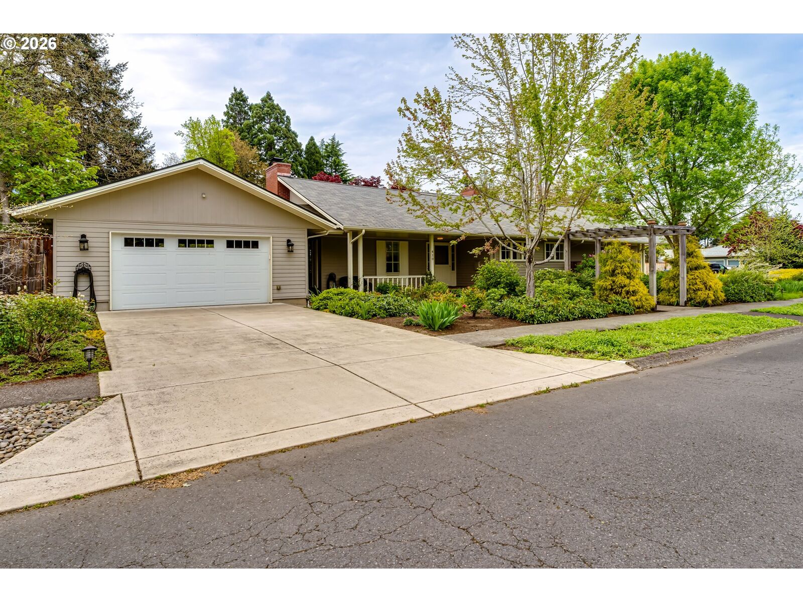 Property Photo:  410 Dartmoor Dr  OR 97401 