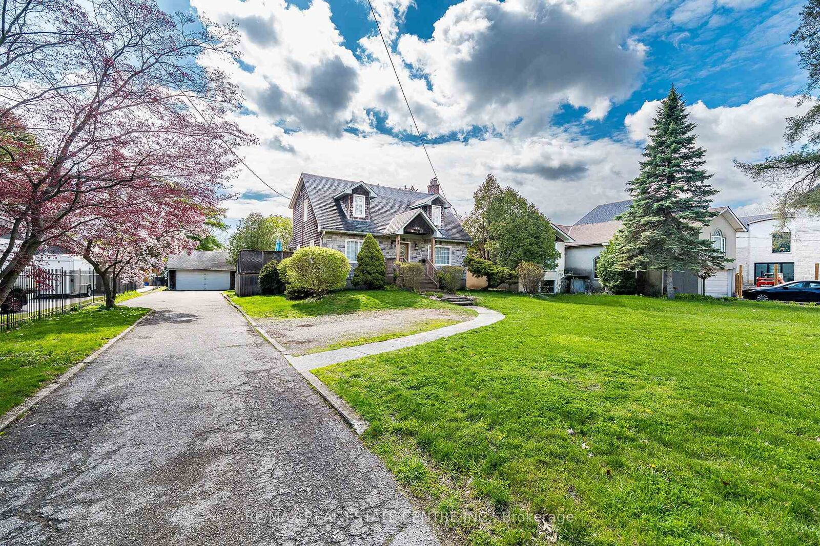 Property Photo: 2212 Mississauga Road ON L5H 2K9