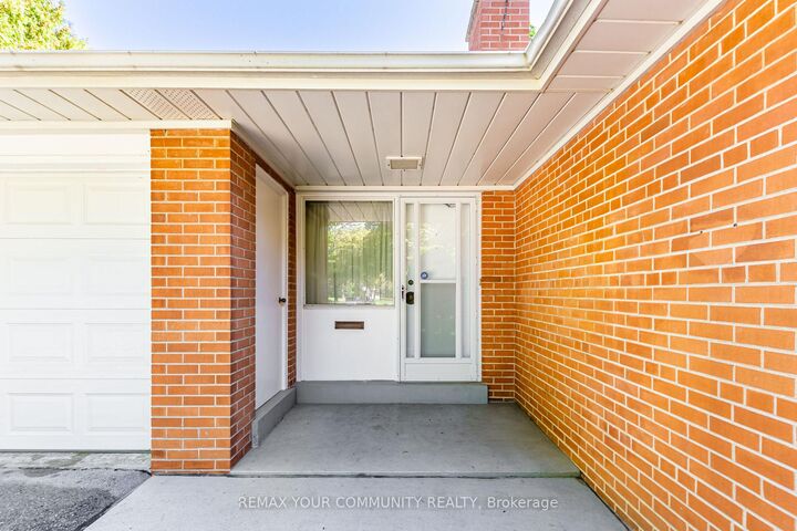 Property Photo: 628 Shenandoah Drive ON L5H 1V9