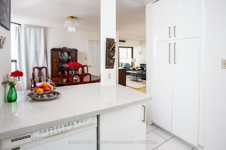 Property Photo: 25 Agnes Street Ph06(1206) ON L5B 3X7
