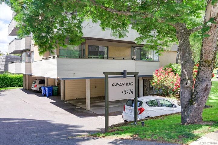 Property Photo:  3274 Glasgow Ave 402  BC V8X 1M2 
