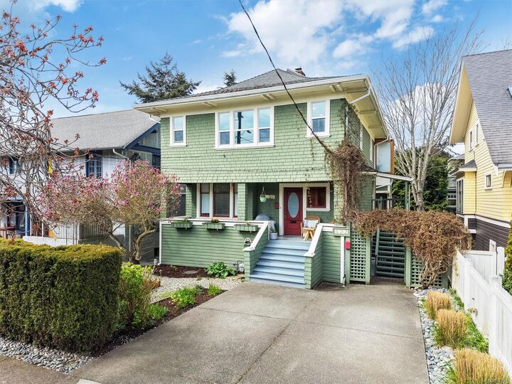 Property Photo: 320 Moss St BC V8V 4M9