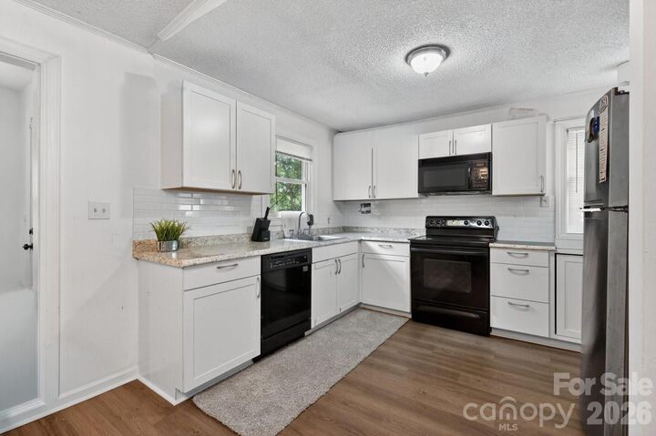 Property Photo:  7811 Heatherdale Court  NC 28212 