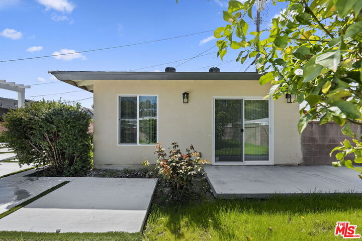 Property Photo:  6229 Sylvia Ave  CA 91335 