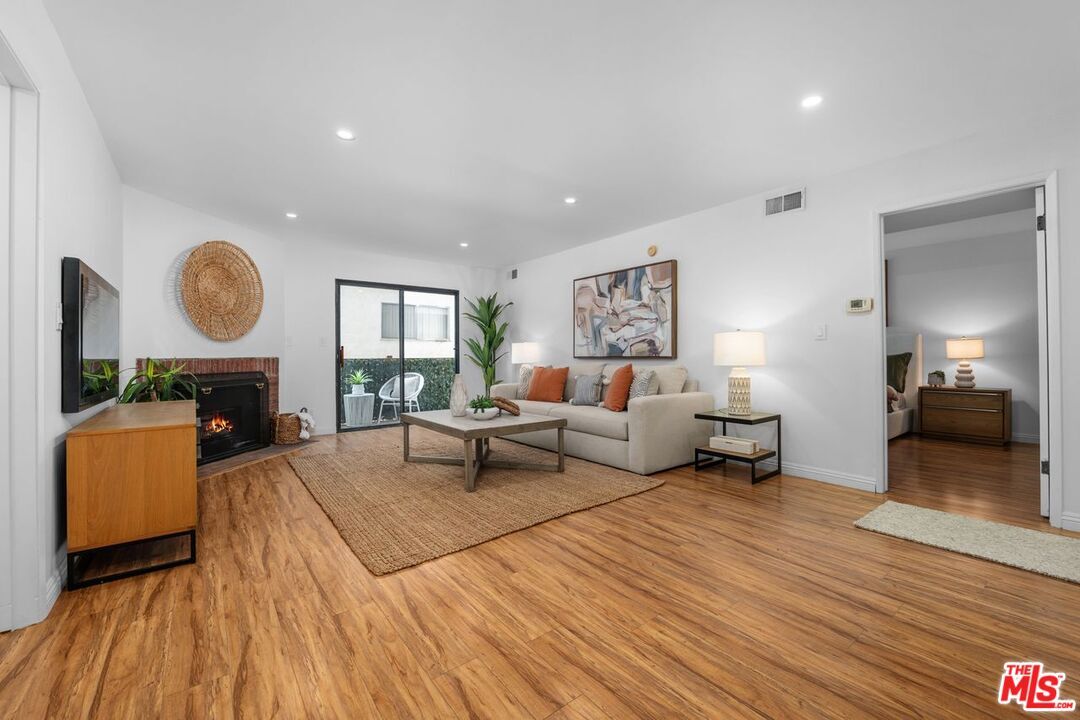 Property Photo:  9737 Charnock Ave  CA 90034 