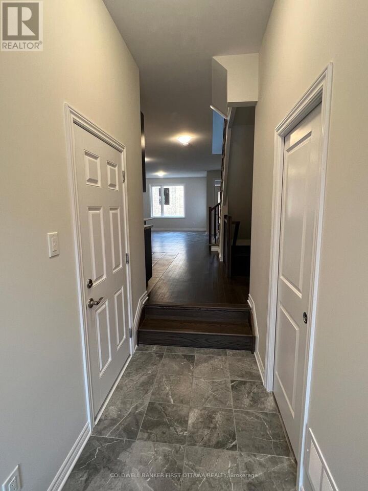 Property Photo:  17 Atop Lane  ON K1X 0H2 