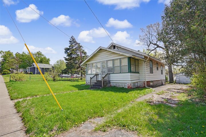 Property Photo:  1424 Douglas Avenue  IA 50313 