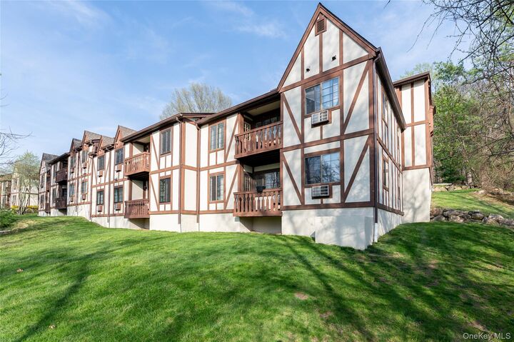 Property Photo:  33 Foxwood Circle  NY 10549 