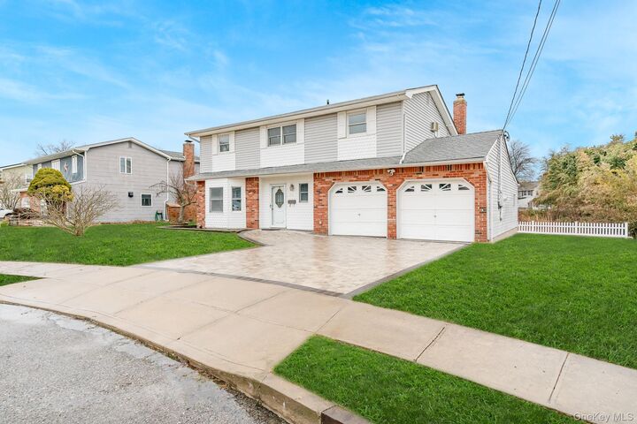 Property Photo:  24 Brooktree Circle  NY 11757 