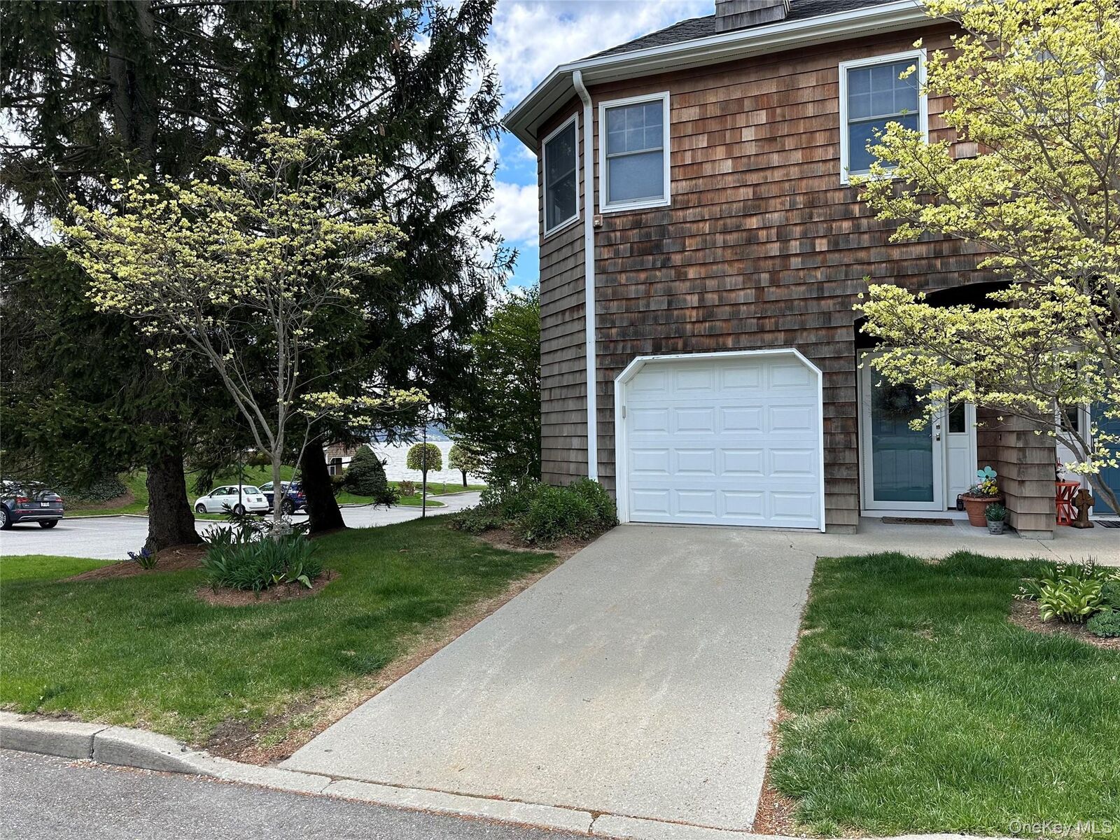 Property Photo:  420 Half Moon Bay Drive  NY 10520 