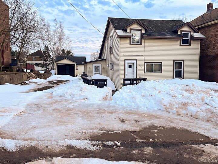 Property Photo:  219 E Bonnie Street  MI 49938 