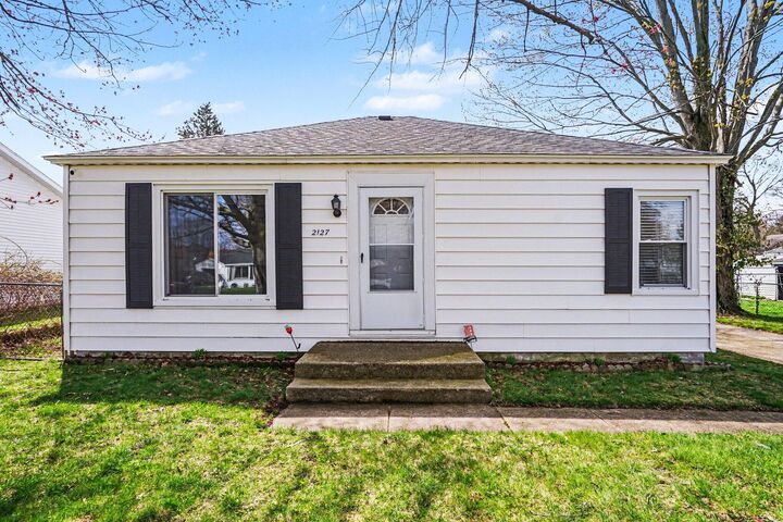 Property Photo:  2127 Leif Avenue  MI 49441 
