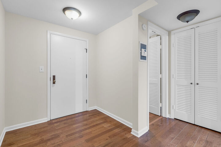 Property Photo:  22 Park Lane 404  IL 60068 