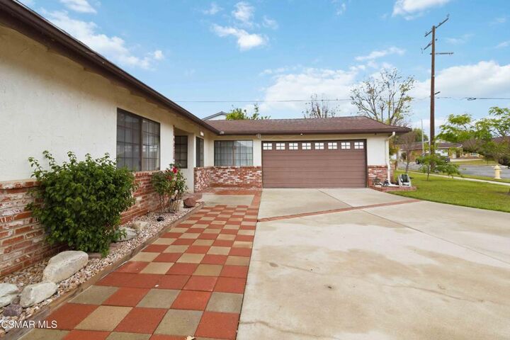 Property Photo:  1539 Deodora Street  CA 93065 