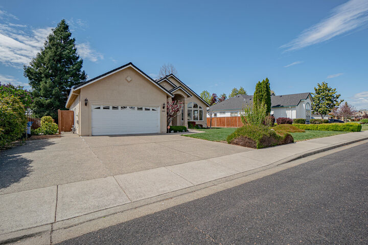 Property Photo:  160 Keystone Way  OR 97524 