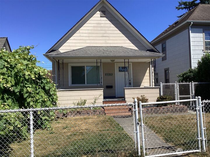 Property Photo: 2219 Rockefeller Avenue A WA 98201